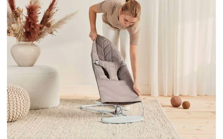 Шезлонг для немовлят BabyBjorn Bouncer BLISS Woven Petal Quilt Sand Grey — Photo 15