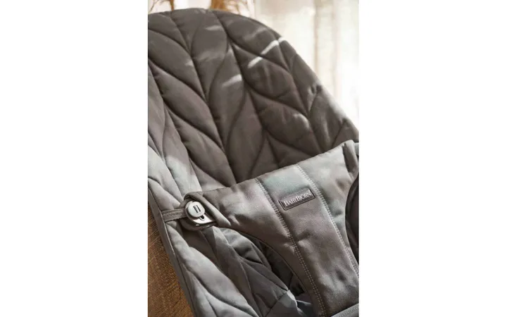 Шезлонг для немовлят BabyBjorn Bouncer BLISS Woven Petal Quilt Antracyt — Photo 19