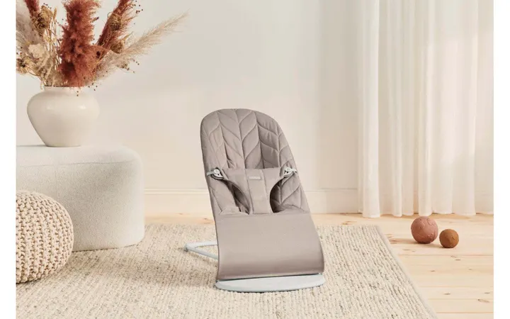 Шезлонг для немовлят BabyBjorn Bouncer BLISS Woven Petal Quilt Sand Grey — Photo 17