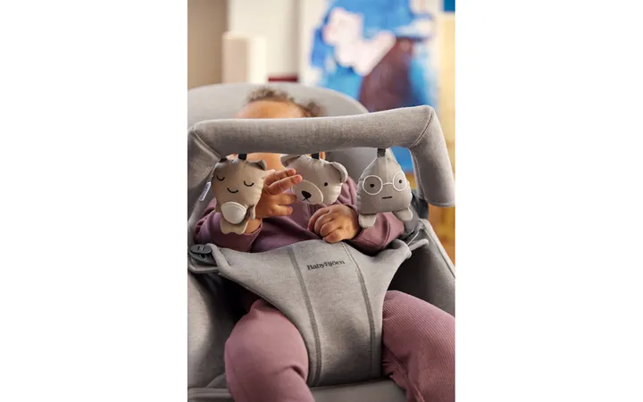 Дуга з іграшками на шезлонг BabyBjorn Balance Soft Friends, Neutrals — Photo 5