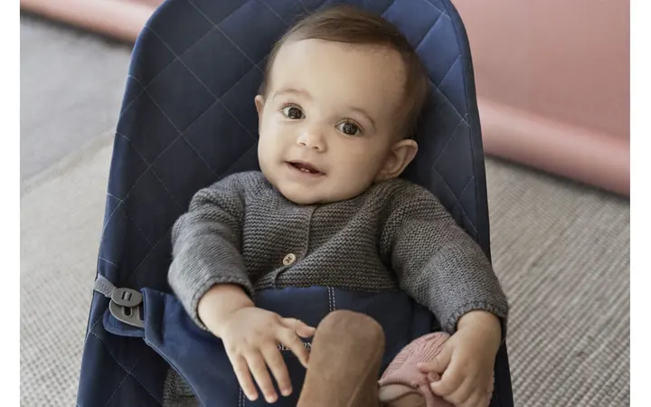 Шезлонг для немовлят BabyBjorn Bouncer BLISS Woven Navy Blue Classic Quilt — Photo 13