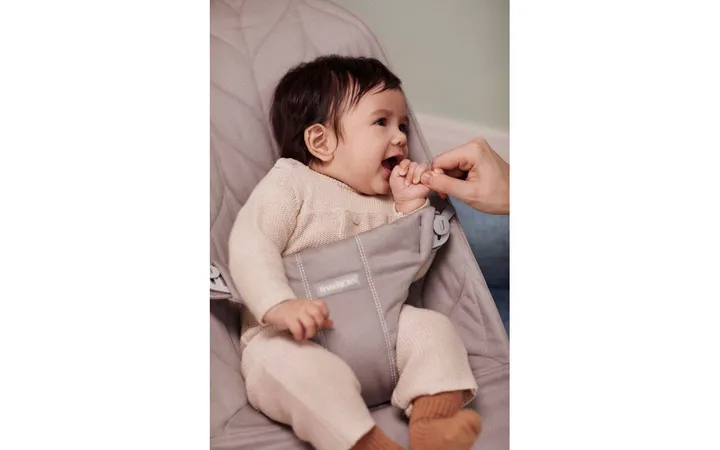 Шезлонг для немовлят BabyBjorn Bouncer BLISS Woven Petal Quilt Sand Grey — Photo 12