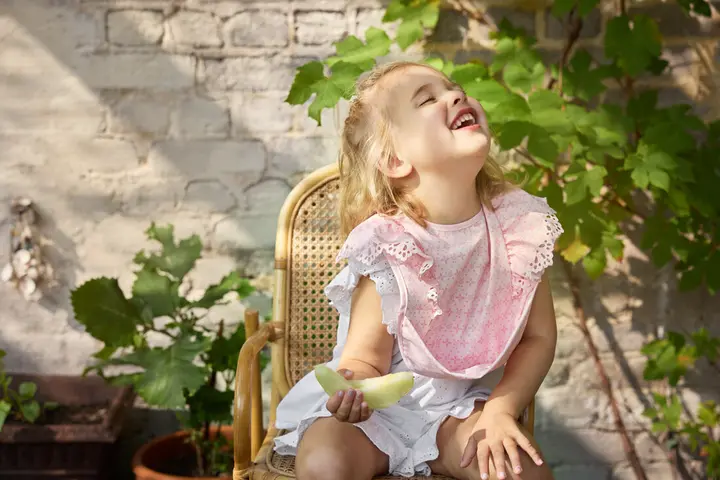 Нагрудник для годування Elodie Details Baby Bib Embroidery Anglaise Pink — Photo 3