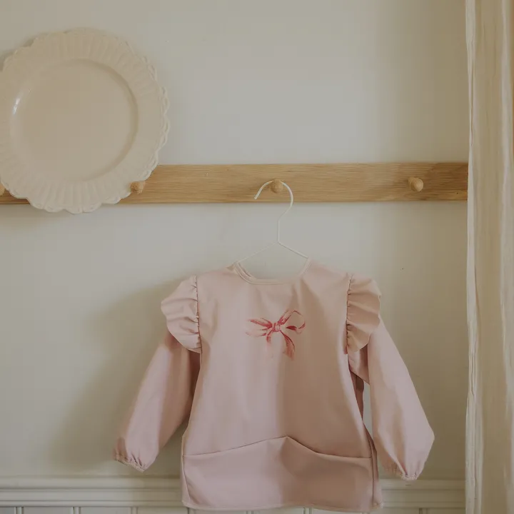 Нагрудник з рукавами для годування Elodie Details Longsleeved Baby Bib Rosy Bow — Photo 9
