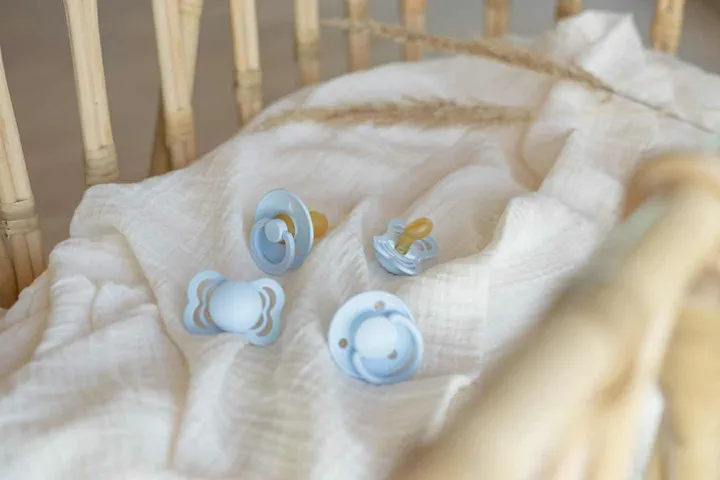Соска пустушка BIBS Colour Latex Round (кругла) – White/Baby Blue (2 в упаковці) 6-18 міс. — Photo 5