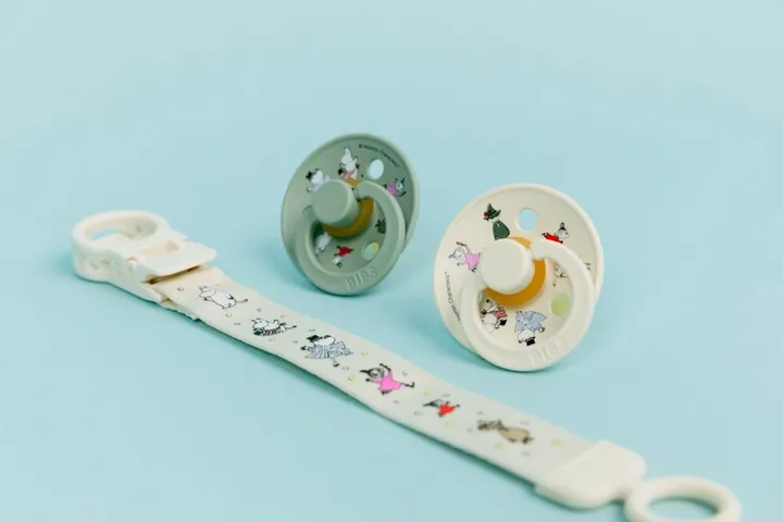 Подарунковий набір пустушки та тримач для соски Bibs x Moomins Colour Pacifier &amp; Loop Clip Gift Set Latex – Ivory/Sage — Photo 8