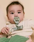 Подарунковий набір пустушки та тримач для соски BIBS Colour Pacifier &amp; Loop Clip Gift Set Latex – Sage — Photo 2